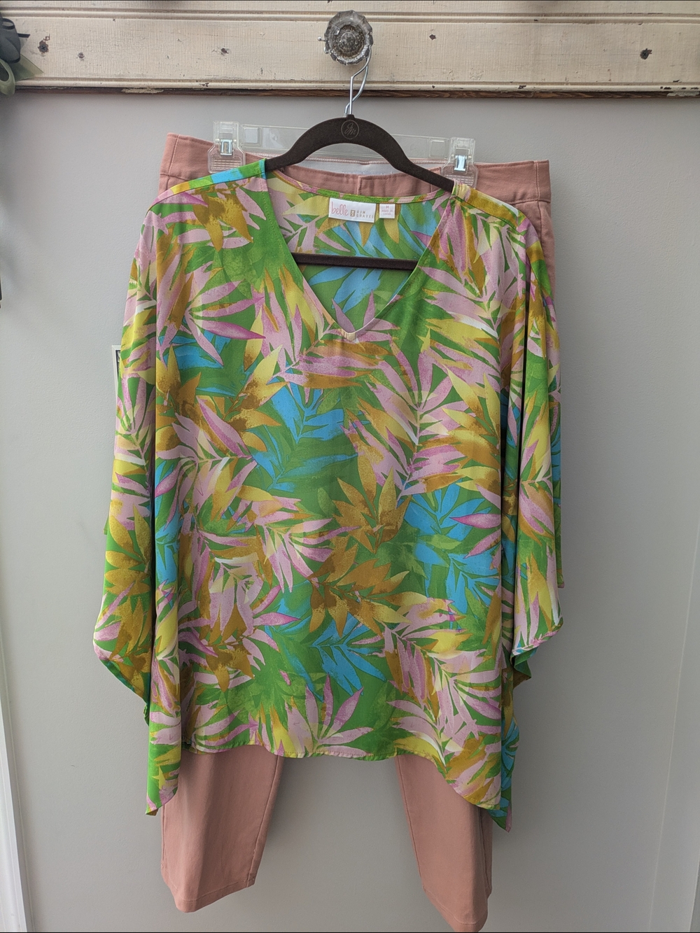 Belle by Kim Gravel Green Multicolor Leaf-Print V-Neck Blouse